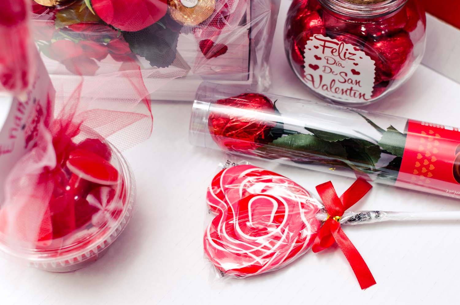 Dulces de San Valentín - Bombones de chocolate en forma de corazón y café  fotos de archivo